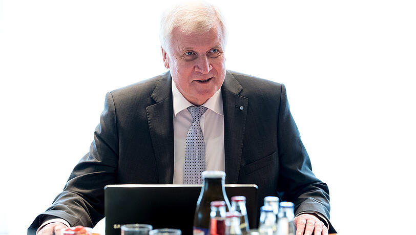 Horst Seehofer hält an der Flüchtlingsobergrenze fest. Horst Seehofer hält an der Flüchtlingsobergrenze fest.