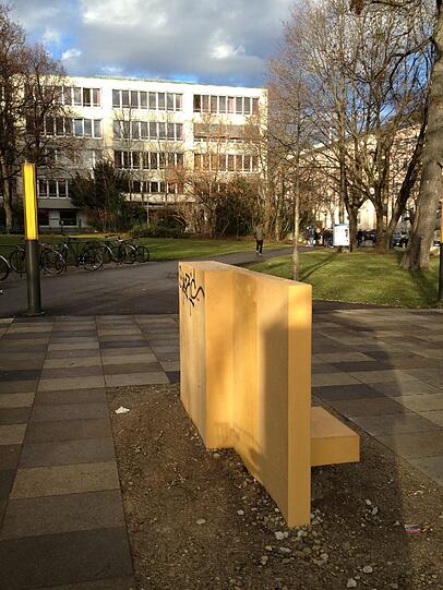 Ein Graffitisprayer hat hier eine Fläche für seine Kunst entdeckt.