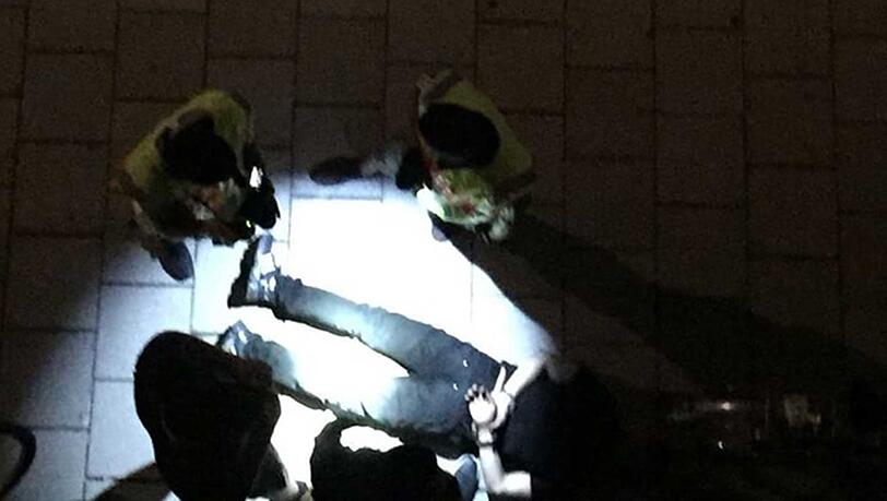 Ein Tatverdächtiger liegt gefesselt auf dem Boden... Ein Tatverdächtiger liegt gefesselt auf dem Boden...