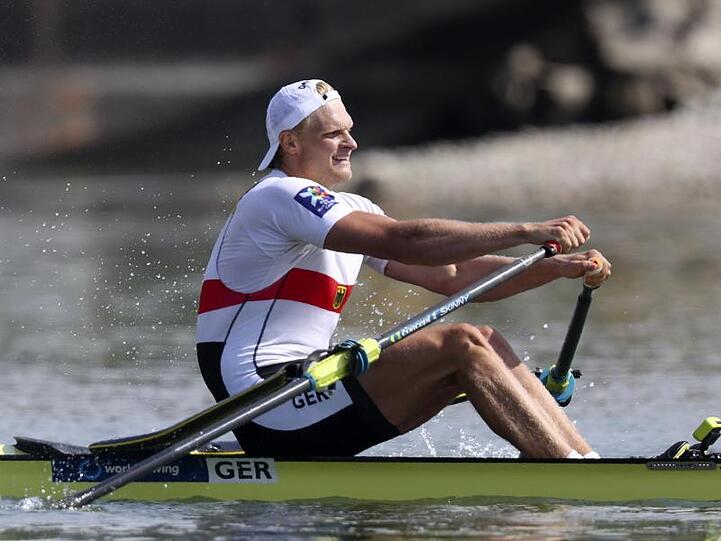 Oliver Zeidler rudert. Foto: Matthias Schrader/AP/dpa/Archivbild
