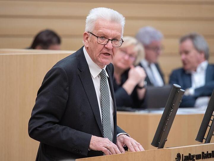 Baden-Württembergs Ministerpräsident Winfried Kretschmann bei einer Sondersitzung des Landtags in Stuttgart.