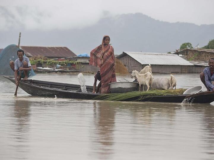 Dorfbewohner fahren mit einem Boot entlang des Flusses Brahmaputra. Heftiger Monsunregen und Gewitter haben in Südasien zahlreiche Überschwemmungen ausgelöst.