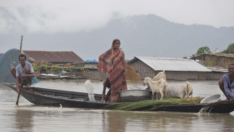 Dorfbewohner fahren mit einem Boot entlang des Flusses Brahmaputra. Heftiger Monsunregen und Gewitter haben in Südasien zahlreiche Überschwemmungen ausgelöst. Dorfbewohner fahren mit einem Boot entlang des Flusses Brahmaputra. Heftiger Monsunregen und Gewitter haben in Südasien zahlreiche Überschwemmungen ausgelöst.