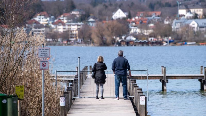 Ausflügler genießen am Starnberger See die milden Temperaturen.
