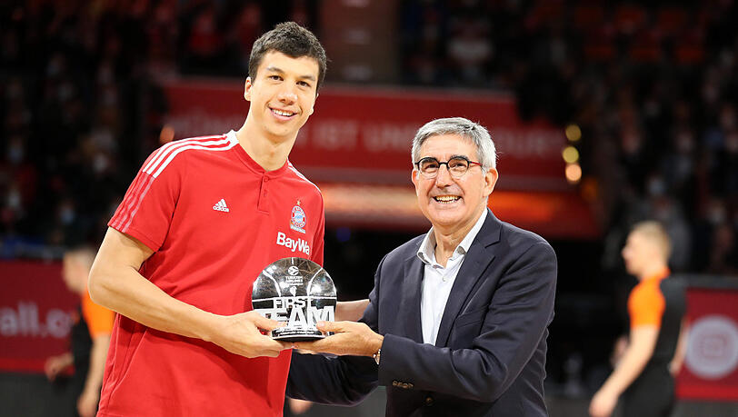 Vladimir Lucic (l.) nimmt die Auszeichnung fürs All-Euroleague First Team von Euroleague-Boss Jordi Bertomeu entgegen. Vladimir Lucic (l.) nimmt die Auszeichnung fürs All-Euroleague First Team von Euroleague-Boss Jordi Bertomeu entgegen.