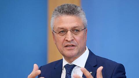 Lothar H. Wieler, Präsident des Robert Koch Institut (RKI), äußert sich in einer Pressekonferenz. (Archivbild).