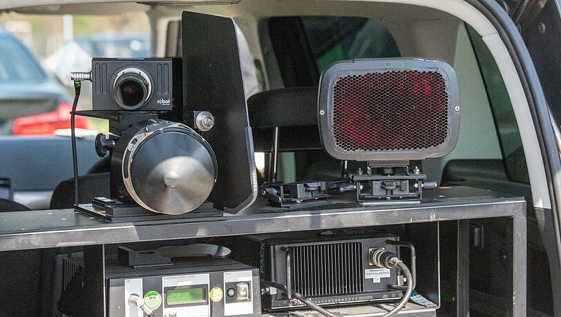 Ein mobiles Blitzgerät ist in den Kofferraum eines Autos eingebaut. (Symbolbild)