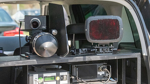 Ein mobiles Blitzgerät ist in den Kofferraum eines Autos eingebaut. (Symbolbild)