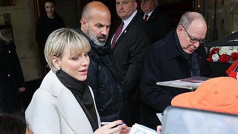 Fürstin Charlène und Fürst Albert kommen am Hamburger Hotel "Vier Jahreszeiten" an und geben Autogramme.