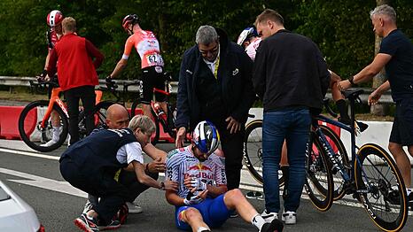 Jordi Meeus aus dem deutschen Red-Bull-Team wird medizinisch versorgt, nachdem er auf den letzten Kilometern vor dem Ziel der 3. Etappe gestürzt ist.