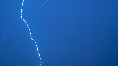 Bei einer Demo f&uuml;r Ex-Pr&auml;sident Jair Bolsonaro trifft ein Blitz zahlreiche Menschen in Bras&iacute;lia. (Archivbild)