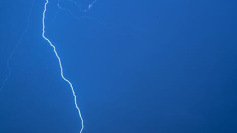 Bei einer Demo f&uuml;r Ex-Pr&auml;sident Jair Bolsonaro trifft ein Blitz zahlreiche Menschen in Bras&iacute;lia. (Archivbild)