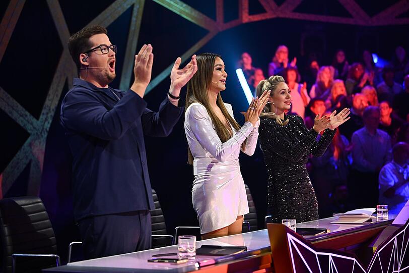 Ratecrew und Saalpublikum kamen im Finale von "The Masked Singer" (ProSieben) vor lauter Standing Ovations für die grandiosen Künstler kaum zum Sitzen. Ratecrew und Saalpublikum kamen im Finale von "The Masked Singer" (ProSieben) vor lauter Standing Ovations für die grandiosen Künstler kaum zum Sitzen.
