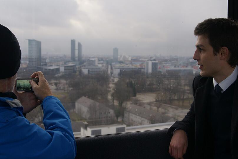 Gute Aussichten: Vorn der Frankfurter Ring, dahinter Hochhäuser &ndash; und irgendwo ist auch die Frauenkirche zu sehen.