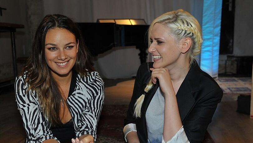 Sarah Knappik (r.) spielt zusammen mit Janina Uhse in einer neuen Folge von "GZSZ" Sarah Knappik (r.) spielt zusammen mit Janina Uhse in einer neuen Folge von "GZSZ"