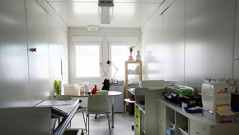 In diesem Raum werden die Kinder von den Refudocs behandelt. In diesem Raum werden die Kinder von den Refudocs behandelt.