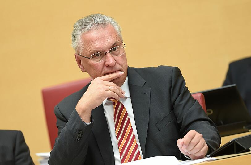 Joachim Herrmann: "Ein Flüchtling darf nicht einfach zum Bahnhof in Straubing gehen und von dort aus etwa nach Berlin fahren. Wir dürfen hier keinen Flüchtlingstourismus dulden."