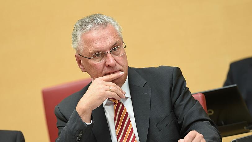 Joachim Herrmann: "Ein Flüchtling darf nicht einfach zum Bahnhof in Straubing gehen und von dort aus etwa nach Berlin fahren. Wir dürfen hier keinen Flüchtlingstourismus dulden." Joachim Herrmann: "Ein Flüchtling darf nicht einfach zum Bahnhof in Straubing gehen und von dort aus etwa nach Berlin fahren. Wir dürfen hier keinen Flüchtlingstourismus dulden."
