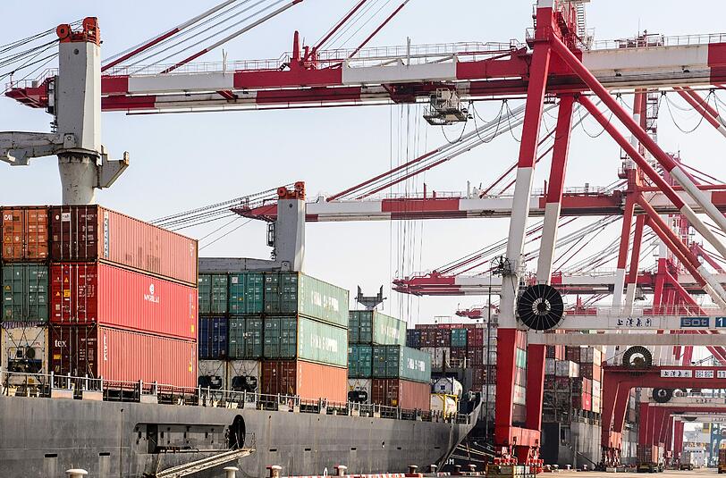 Containerhafen in Shanghai: Die chinesische Wirtschaft zeigt derzeit Zeichen der Stabilisierung. Foto: Ole Spata/Archiv