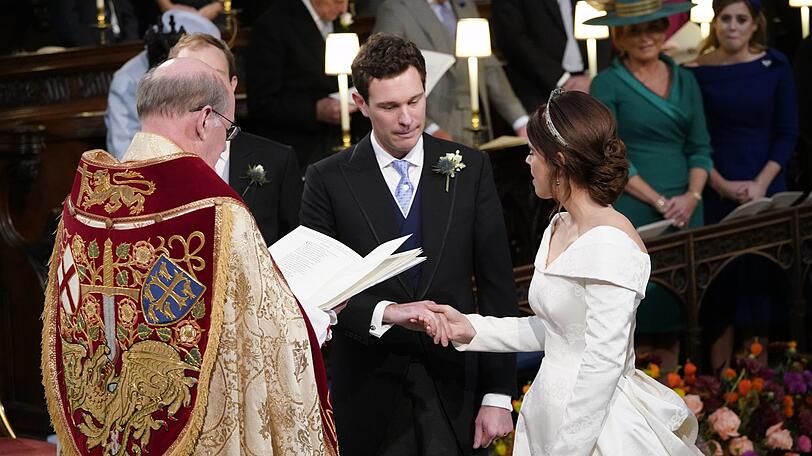 Bischof David Conner (l), Dekan von Windsor, traut Prinzessin Eugenie und Jack Brooksbank in der St.-Georges-Kapelle von Schloss Windsor.