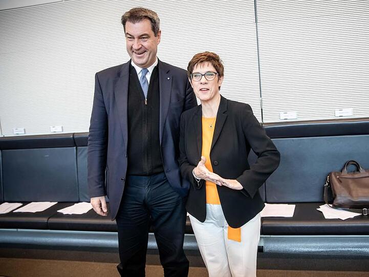 Annegret Kramp-Karrenbauer (r.), Bundesvorsitzende der CDU und Ministerpräsident Markus Söder (CSU). Foto: Michael Kappeler/Archivbild