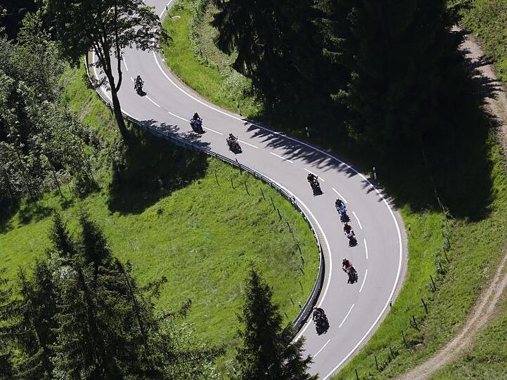 Motorradfahrer überqueren einen Pass. Foto: Karl-Josef Hildenbrand/Archiv