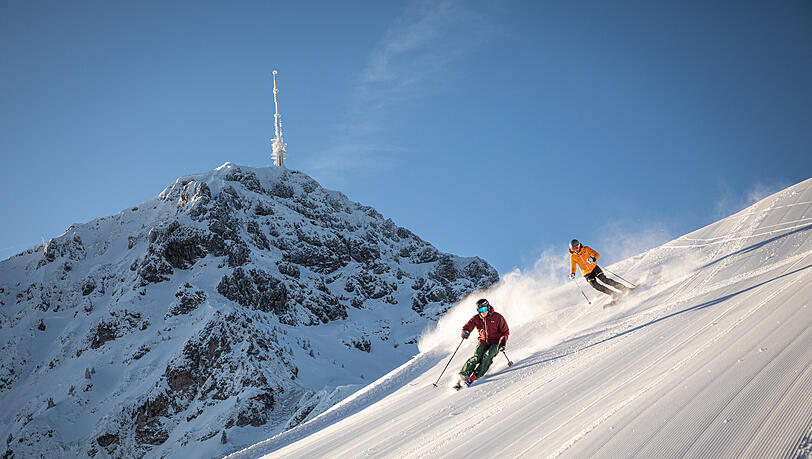 Skifahrer kommen in der Region St. Johann in Tirol auf ihre Kosten.