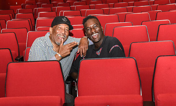 Im Deutschen Theater: Ron Williams (links), der 1968 den Hud spielte und Savio Byrczak, der die Rolle jetzt übernimmt. Im Deutschen Theater: Ron Williams (links), der 1968 den Hud spielte und Savio Byrczak, der die Rolle jetzt übernimmt.
