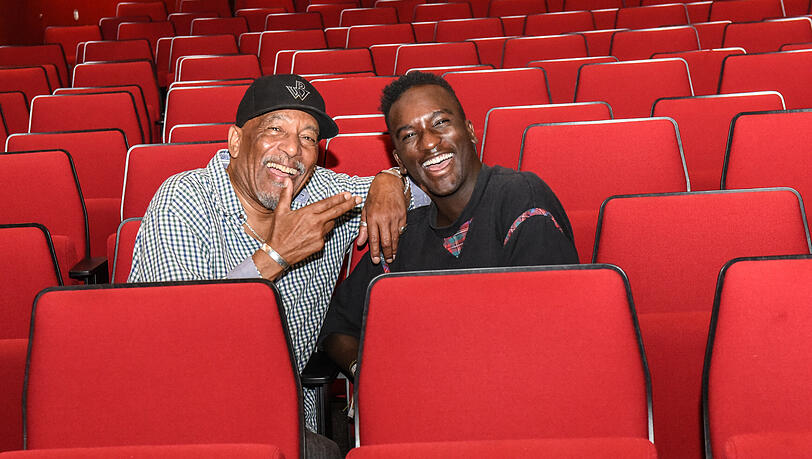 Im Deutschen Theater: Ron Williams (links), der 1968 den Hud spielte und Savio Byrczak, der die Rolle jetzt übernimmt. Im Deutschen Theater: Ron Williams (links), der 1968 den Hud spielte und Savio Byrczak, der die Rolle jetzt übernimmt.