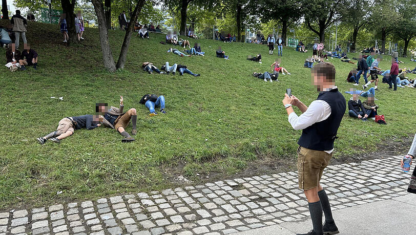 Fieser Trend am 'Kotzhügel' auf dem Oktoberfest in München: Betrunkene filmen und dies ins Internet stellen