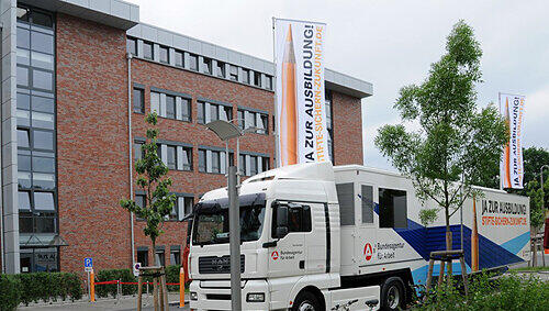 Ein Riesen-Flop: Mit diesem Info-Bus setzte die Bundesagentur für Arbeit 180.000 Euro Steuergelder in den Sand. Ein Riesen-Flop: Mit diesem Info-Bus setzte die Bundesagentur für Arbeit 180.000 Euro Steuergelder in den Sand.