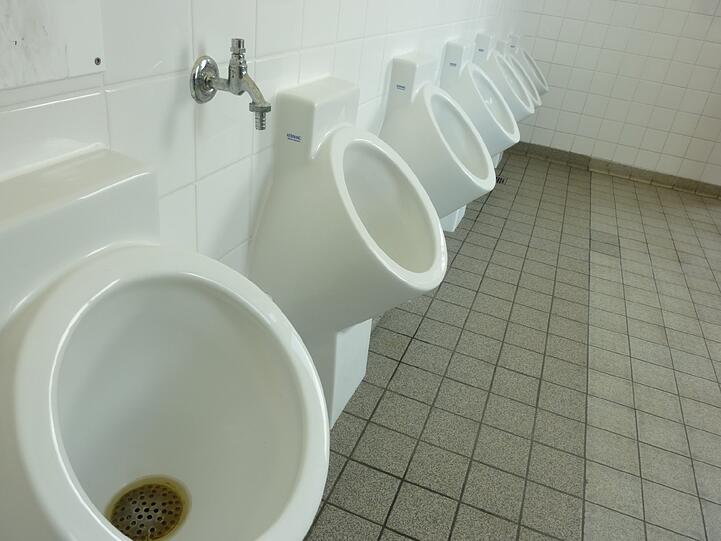 Ekel-Toiletten Hygiene Alarm Schulen