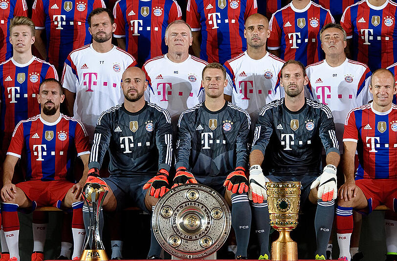 Gute Laune beim FC Bayern: Bei Shooting zum neuen Mannschaftsfoto zeigen sich die Bayern-Profis ganz entspannt. Die besten Schnappschüsse vom Foto-Termin zum Durchklicken.