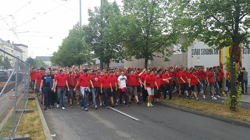 Derby-Stimmung in München: Unter Beobachtung der Polizei versammelten sich die Bayernfans am Vormittag im Tal. Vor dem Grünwalder Stadion kamen die Löwenfans dazu. Rund Tausend Polizisten sind im Einsatz.