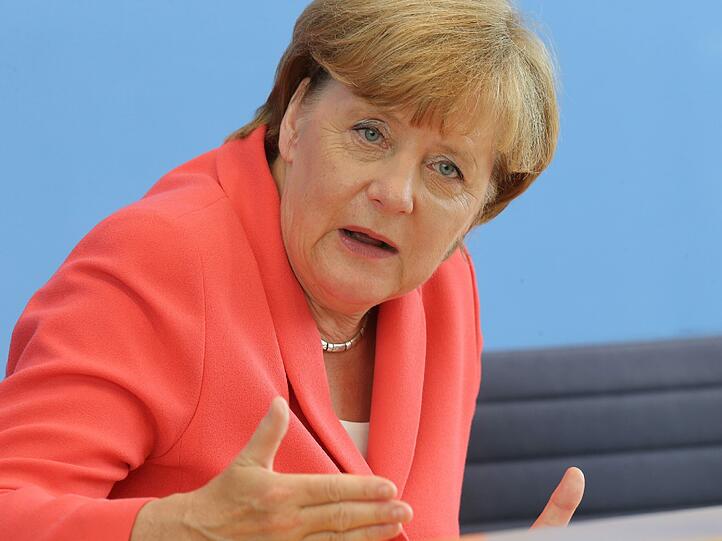 Angela Merkel: &bdquo;Zweimal war sie in Wildbad Kreuth. Zweimal hat sie einen Integrationskurs bekommen! Aber da fehlt es vom Boa weg: Angela Merkel spricht Hochdeutsch. Die CSU spricht für sich!&ldquo;