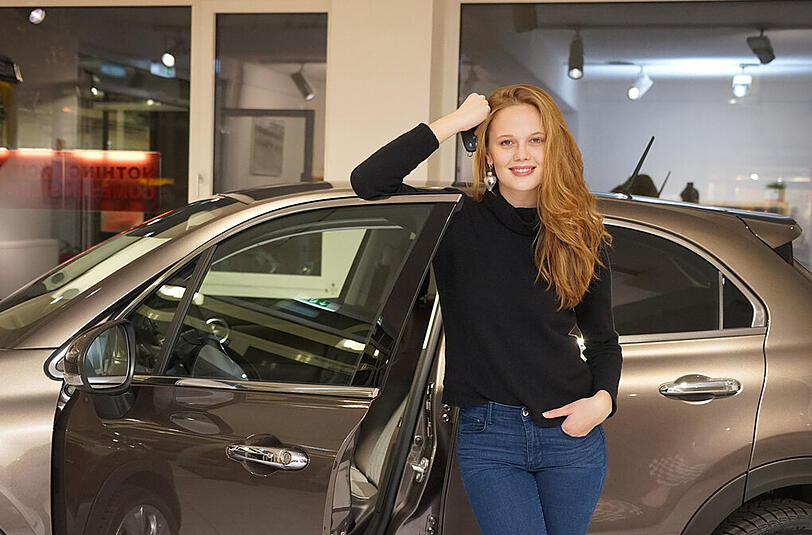 Pia Riegel, die Schöne Münchnerin 2015, posiert vor ihrem Gewinn, einem Fiat 500X vom Autohaus Häusler.