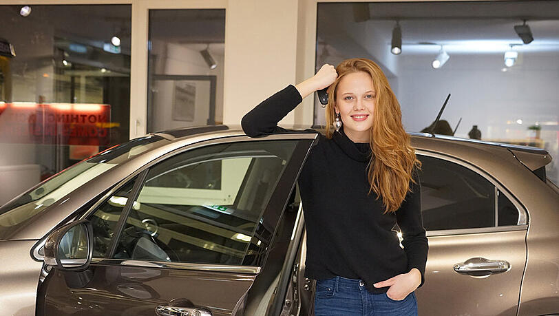 Pia Riegel, die Schöne Münchnerin 2015, posiert vor ihrem Gewinn, einem Fiat 500X vom Autohaus Häusler. Pia Riegel, die Schöne Münchnerin 2015, posiert vor ihrem Gewinn, einem Fiat 500X vom Autohaus Häusler.