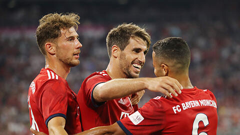 Spielen allesamt für den FC Bayern im zentralen Mittelfeld: Leon Goretzka (l.), Javi Martínez (m.) und Thiago.