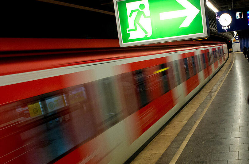 Feueralarm am Stachus. Der S-Bahnhof wurde gesperrt, Züge fahren ohne Halt durch.