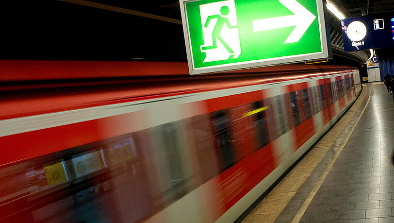 Feueralarm am Stachus. Der S-Bahnhof wurde gesperrt, Züge fahren ohne Halt durch. Feueralarm am Stachus. Der S-Bahnhof wurde gesperrt, Züge fahren ohne Halt durch.