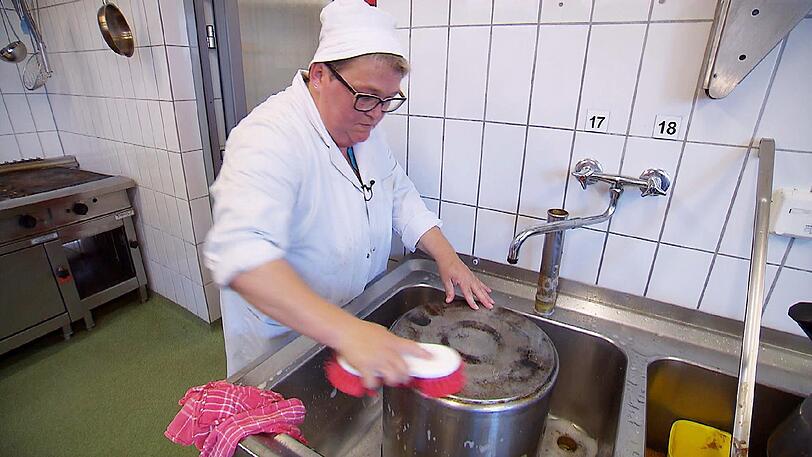 So hat sich Anja (49) die Hofwoche nicht vorgestellt: Sie muss in der Großküche von Bauer Berthold (47) schuften und hundert Schnitzel panieren.