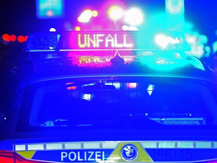 Der Schriftzug "Unfall" leuchtet an einem Streifenwagen. Foto: Stefan Puchner/dpa/Symbolbild