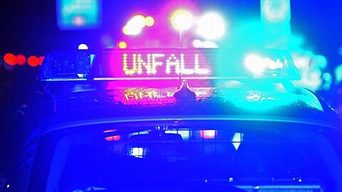 Der Schriftzug "Unfall" leuchtet an einem Streifenwagen. Foto: Stefan Puchner/dpa/Symbolbild