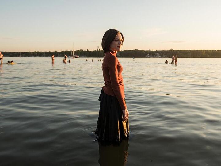 Esty (Shira Haas) erlebt in Berlin eine neue Freiheit.