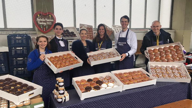 Gratis-Krapfen für die Münchner Tafel: (v.l.) Jugendprinzenpaar, Kommunalreferentin Kristina Frank, Krapfen-Stifter Magnus Müller-Rischart,Tafel-Vorstandsmitglied Axel Marquardt. Gratis-Krapfen für die Münchner Tafel: (v.l.) Jugendprinzenpaar, Kommunalreferentin Kristina Frank, Krapfen-Stifter Magnus Müller-Rischart,Tafel-Vorstandsmitglied Axel Marquardt.