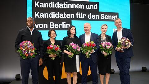 Die designierten Senatorinnen und Senatoren der CDU für Berlin: Joe Chialo (l-r, Kultursenator), Felor Badenberg (Justizsenatorin), Katharina Günther-Wünsch (Bildungssenatorin), Kai Wegner (Regierender Bürgermeister), Manja Schreiner (Verkehrssenatorin) und Stefan Evers (Finanzsenator).
