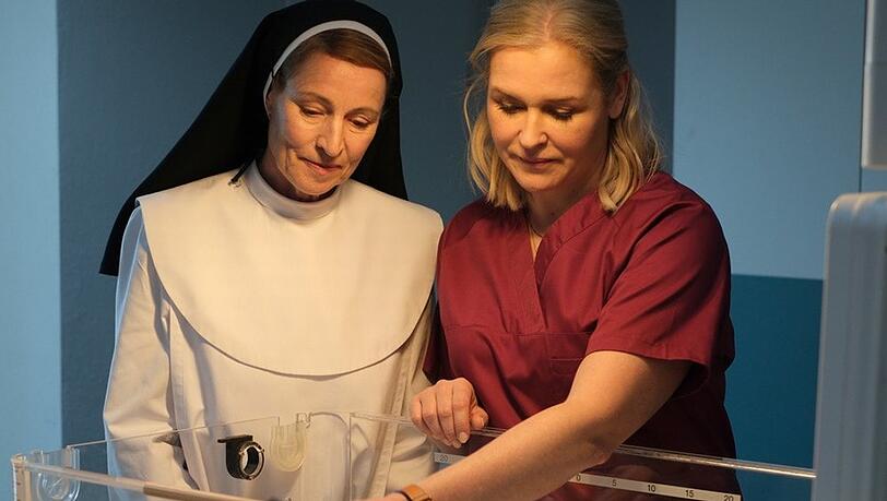 "Lena Lorenz: Klosterbaby": Priorin Josefina Mund (Kirsten Block, l.) betrachtet mit Lena Lorenz (Judith Hoersch) das Neugeborene.
