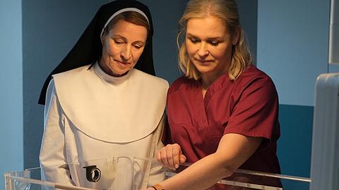 "Lena Lorenz: Klosterbaby": Priorin Josefina Mund (Kirsten Block, l.) betrachtet mit Lena Lorenz (Judith Hoersch) das Neugeborene.