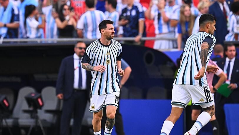 Lionel Messi beim Aufwärmen vor dem Duell mit Algerien. Lionel Messi beim Aufwärmen vor dem Duell mit Algerien.