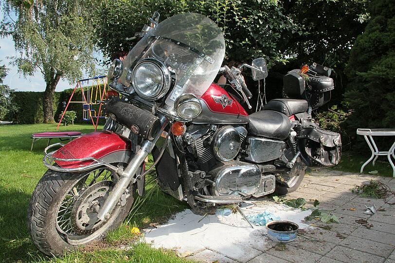 Kawasaiki-Fahrer rauscht durch die Hecke und wird schwer verletzt. Die Bilder.